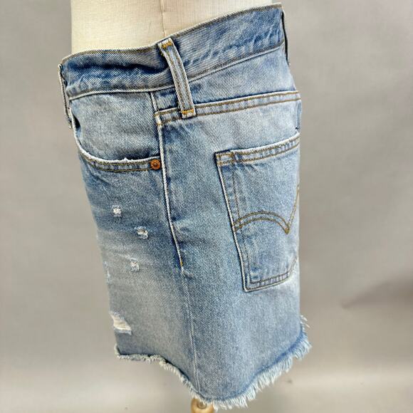 LEVI'S High Rise Wedgie Distressed Denim Cutoff Short in light wash size 29 - Picture 9 of 15